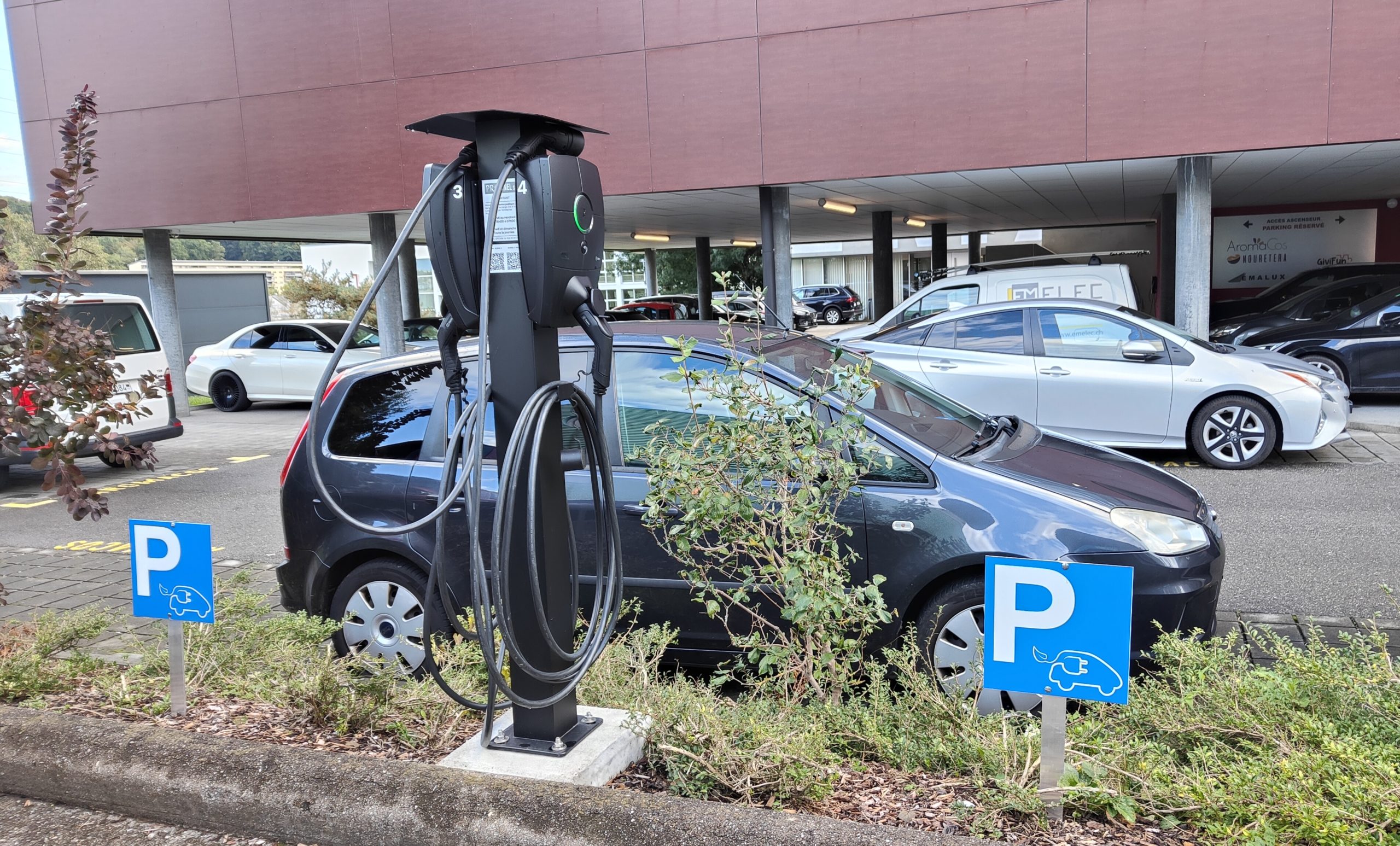Oplus_1179648 Bornes de recharge publiques chez Pro-Inel SA à Givisiez